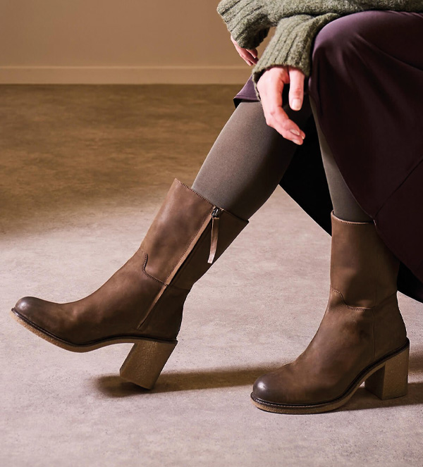 Crepe Block Heel Ankle Boots (walnut)