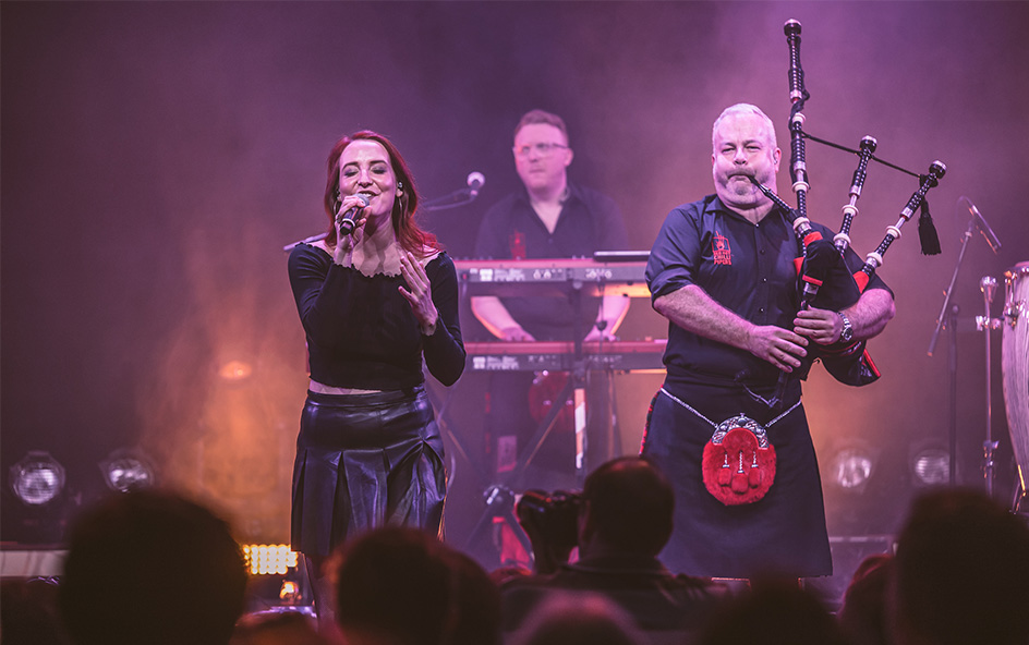 Crowd enjoying piper and vocalist.