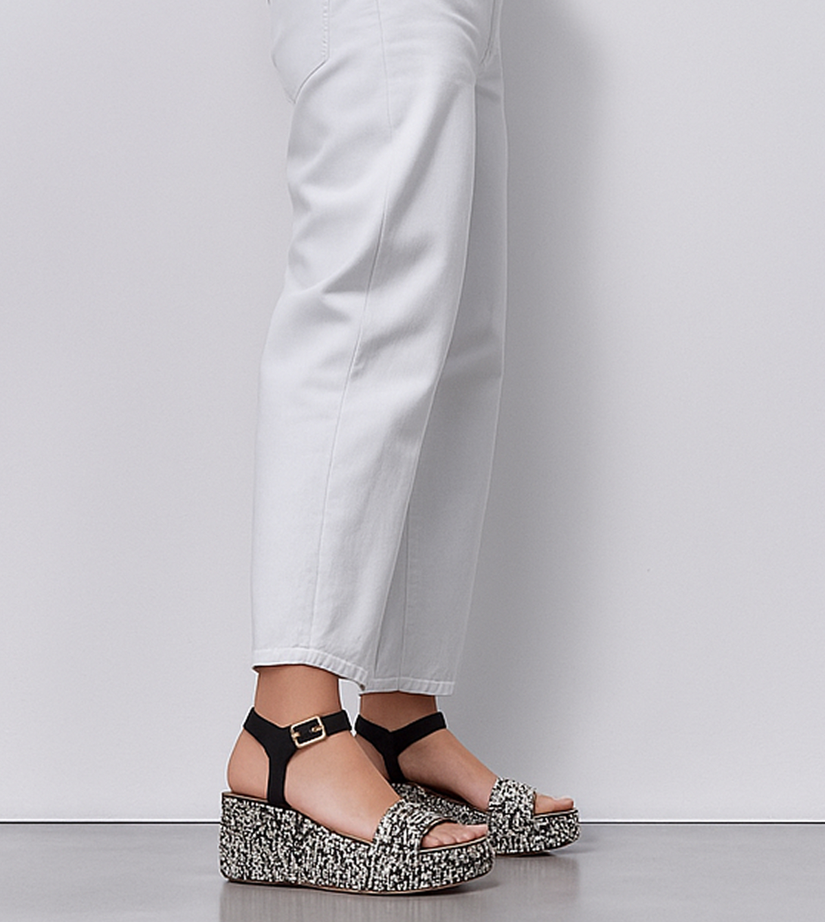 LULU Adjustable Leather Toe-Post Image