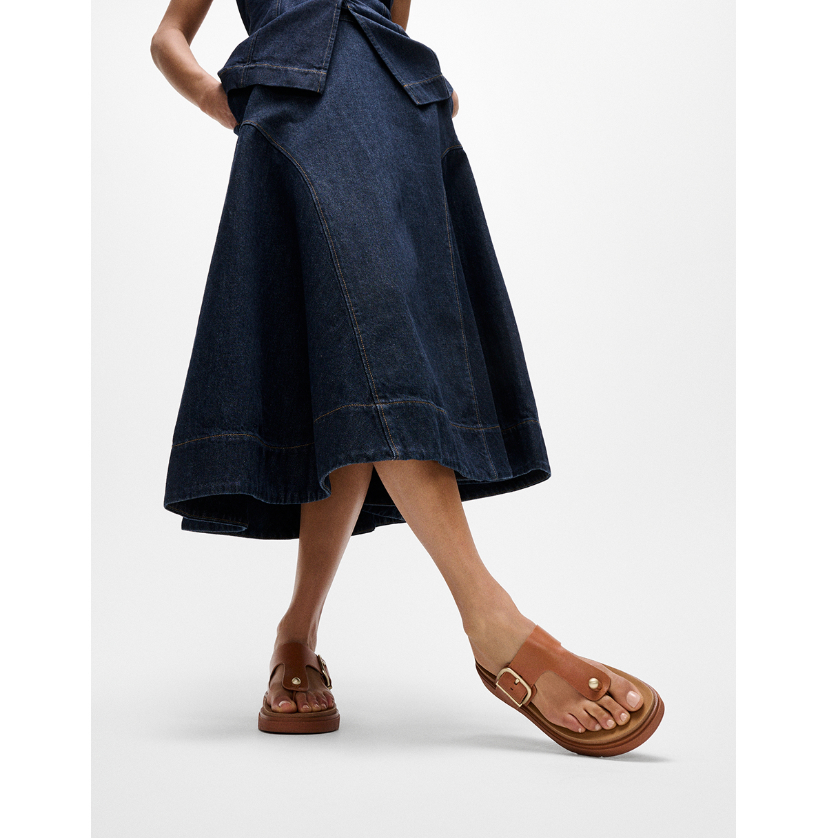 GEN-FF Buckle Leather Toe-Post Sandals Image