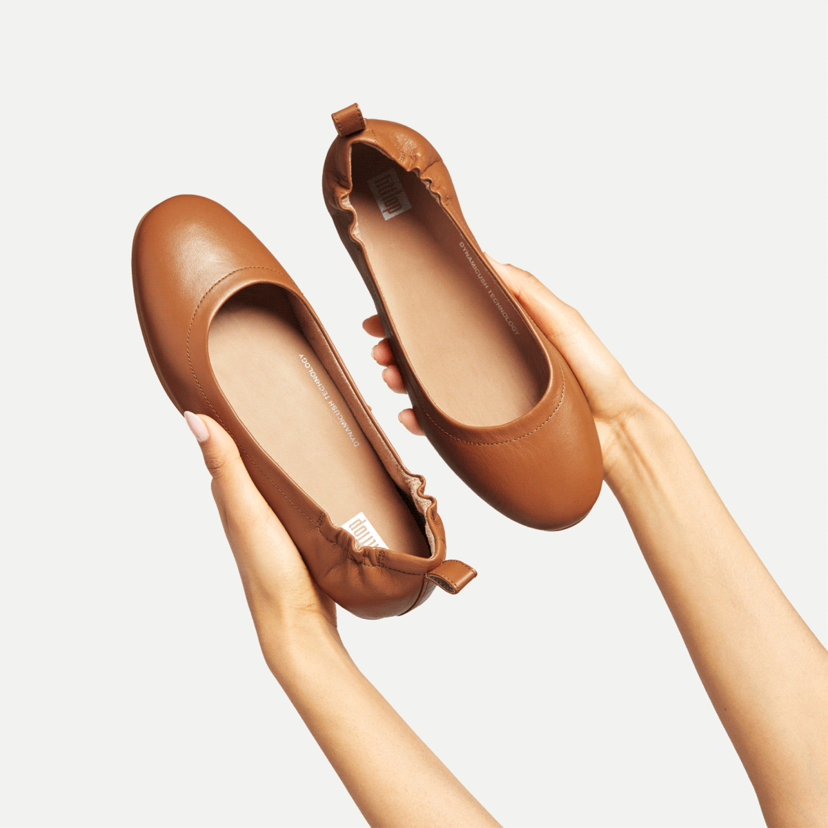 Supersoft Premium Leather. Generous-Fit Flexible Footbed. High-Cushion Rebound Footbed.