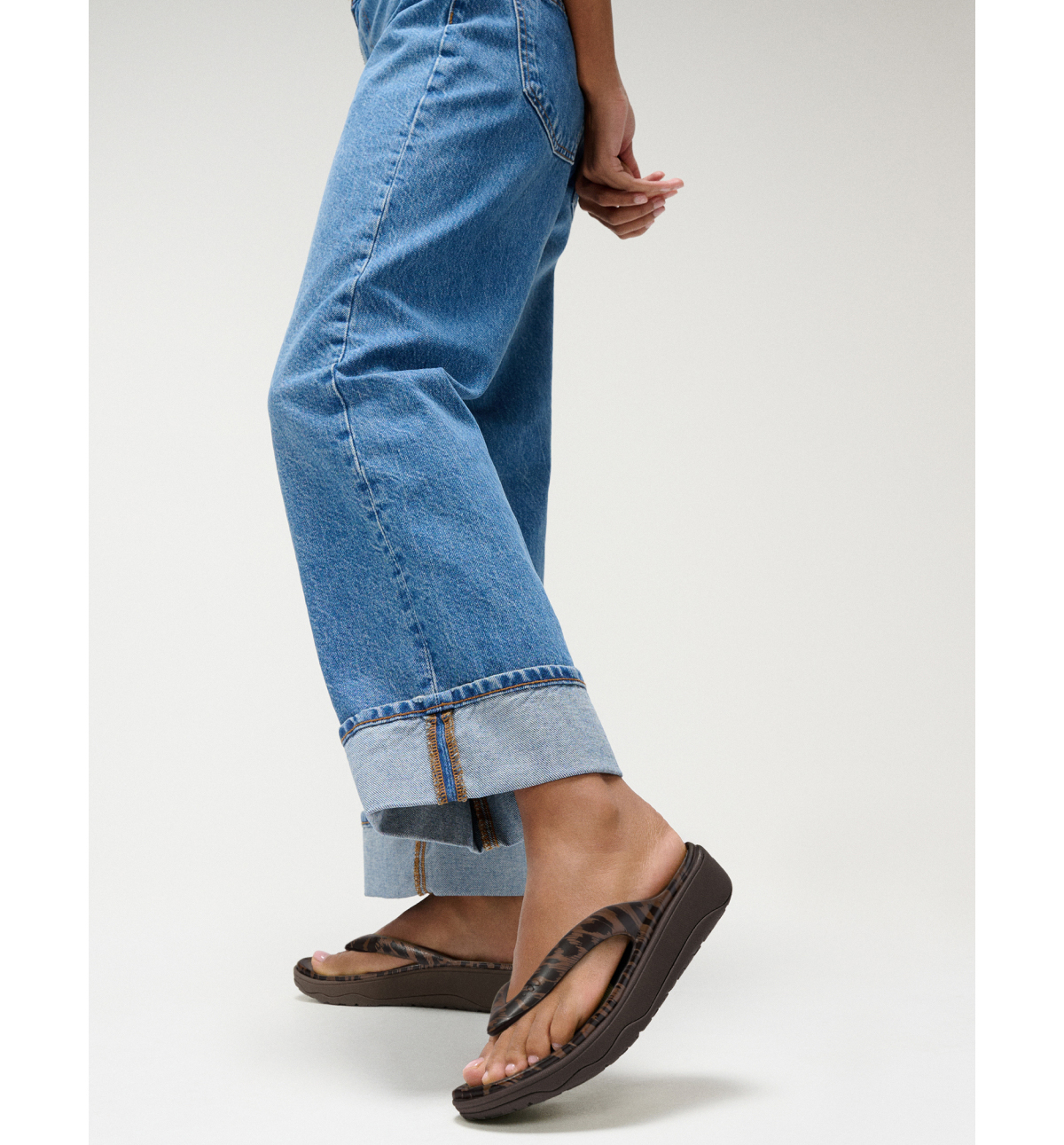 RELIEFF Leopard Recovery Toe-Post Sandals Image