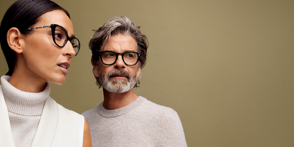 Frau und Mann tragen eine Brille