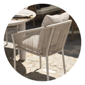 Natúr színű kerti szék puha párnákkal