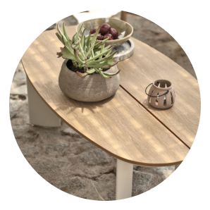 Ovális kerti asztal kaspós növénnyel