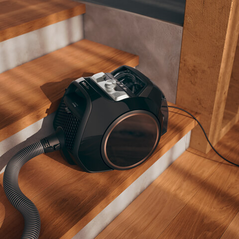 Boost CX1 vacuum cleaner on hardwood steps