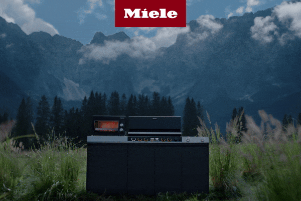 Eine Miele Outdoor-Küche auf einer Bergwiese.