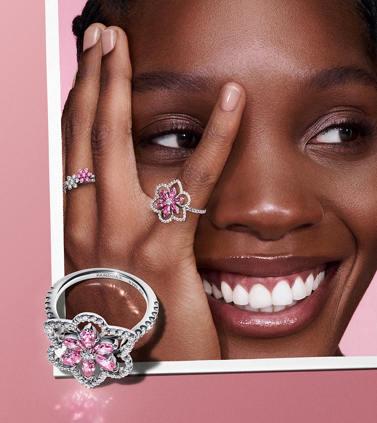 Modelka nosząca biżuterię Pandora Timeless