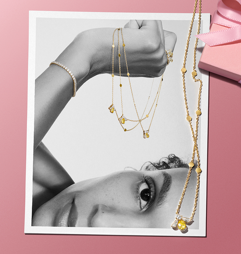 Modelka nosząca biżuterię Pandora