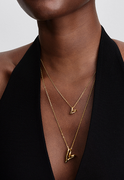 Model care poartă PANDORA ESSENCE