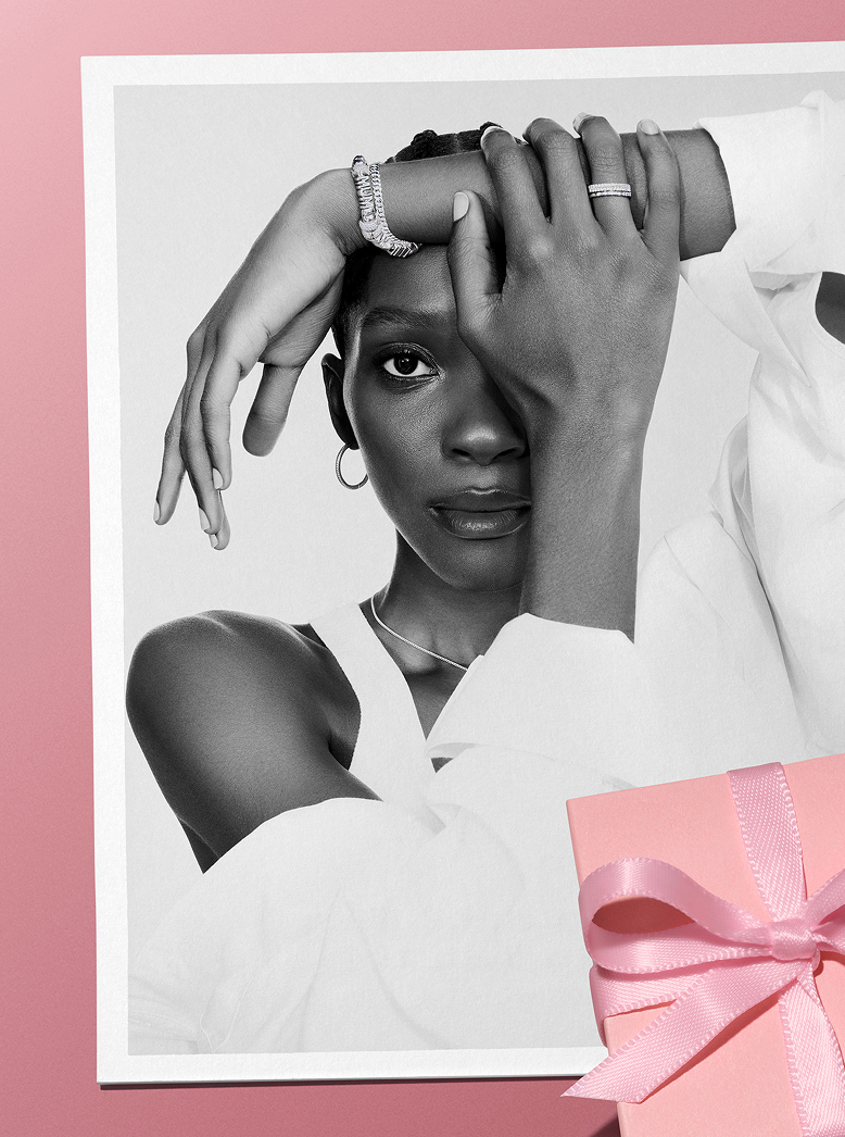 A modell Pandora ékszereket visel