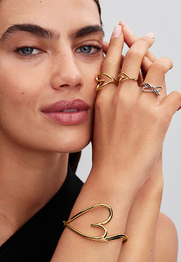 Model wearing PANDORA ESSENCE