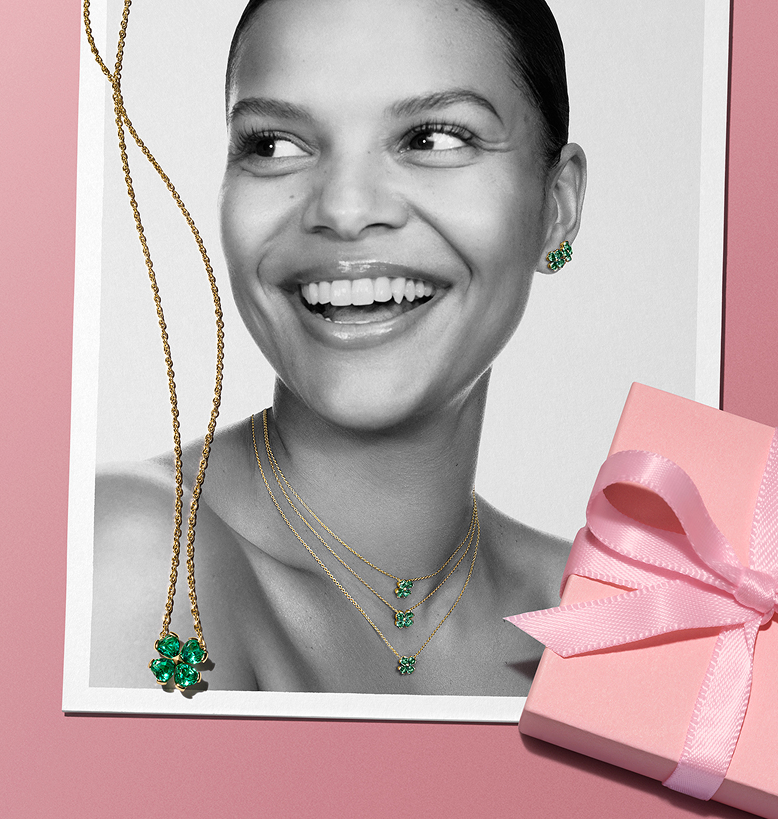 A modell Pandora Timeless lóhere nyakláncot visel