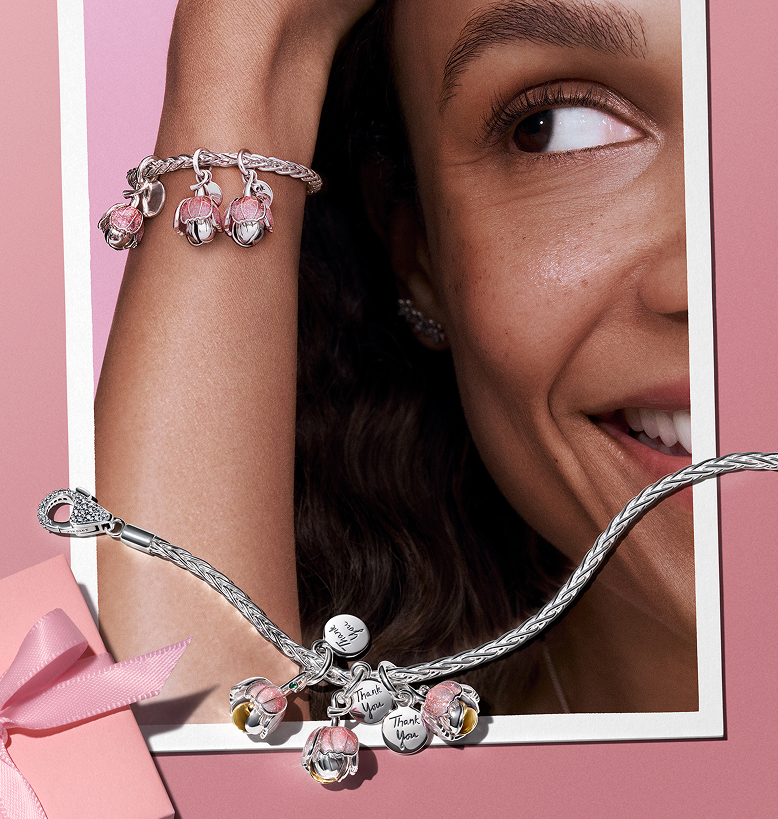 A modell Pandora Moments charm karkötőt visel