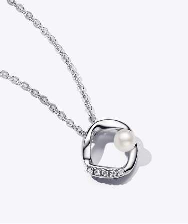 Collana Cerchio Linea Sinuosa con Perla d'Acqua Dolce Coltivata e Pavè