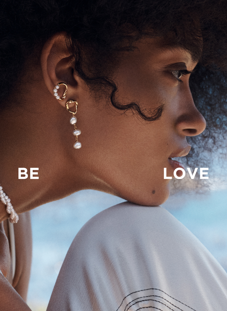 Digital creator, Cherifa Akili, has perfected the golden hour glow. Her look is inspired by warm tones, organic shapes and freshwater pearls. Now it's your turn. How will you stack yours? 