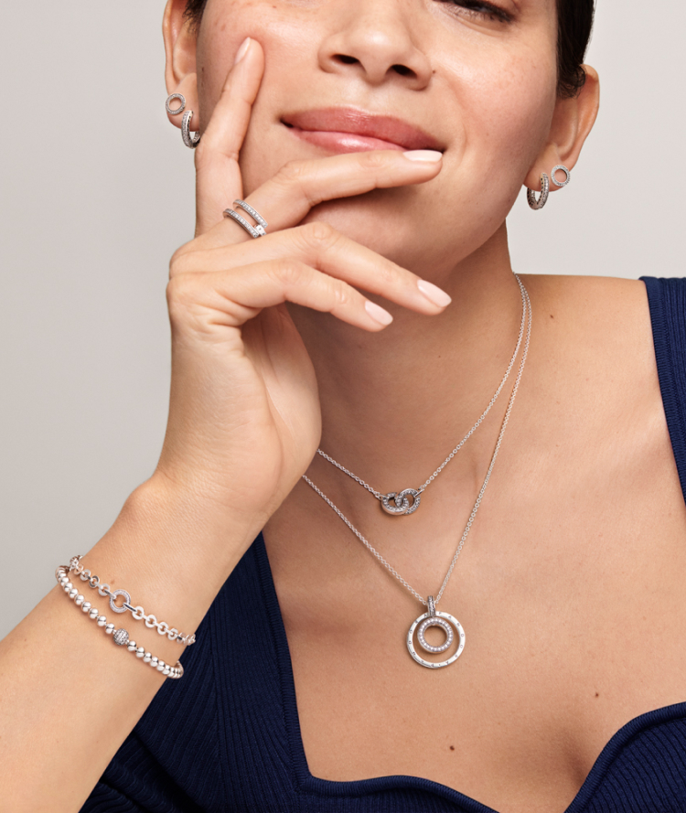 Modelka s Pandora Signature