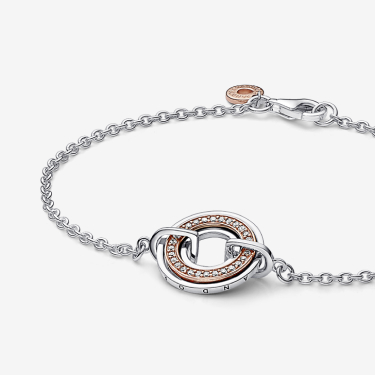Pandora Signature Dvoubarevný náramek s logem a řetízkem Pavé