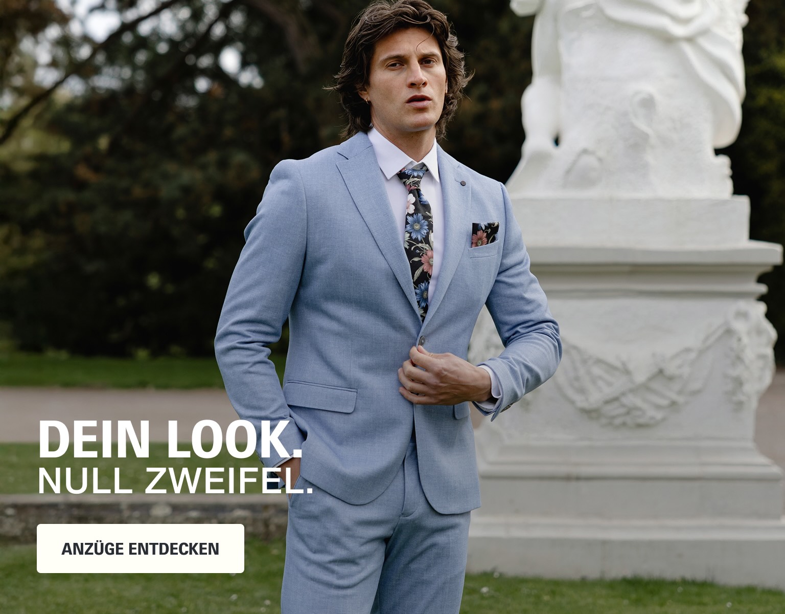 EIN TERMIN. ABIBALL ANZUG SITZT.